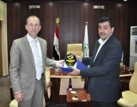 السفير الهولندي في العراق يتباحث مع رئيس هيئة الاستثمار حول رغبة شركات باقامة مشاريع ذات طابع زراعي في المحافظة